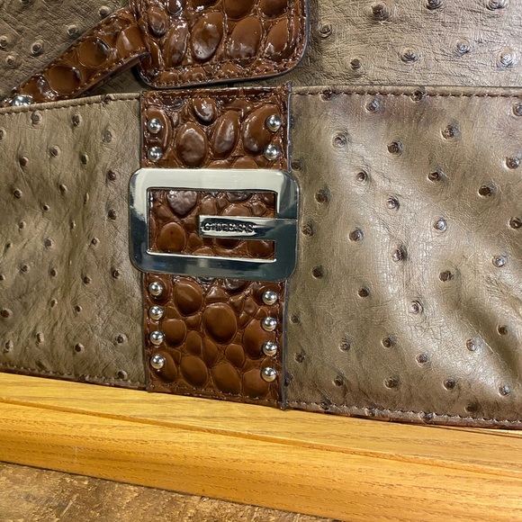 NWOT 90s Inspired GUESS Clutch Purse in Faux Ostrich/Alligator - Beauty - Picture 10 of 10